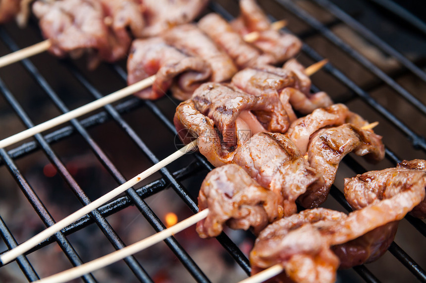 肉卷和烧烤培根牛扒红色饮食厨房羊肉白色猪肉生物食物鱼片图片