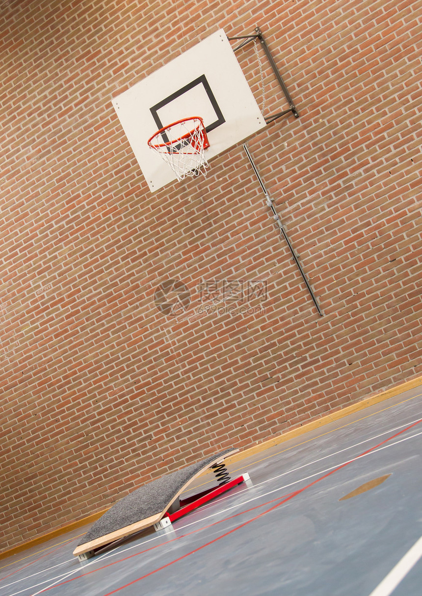 学校体育馆内部挑战篮球体操跳跃教育木头跳板线条药品看台图片