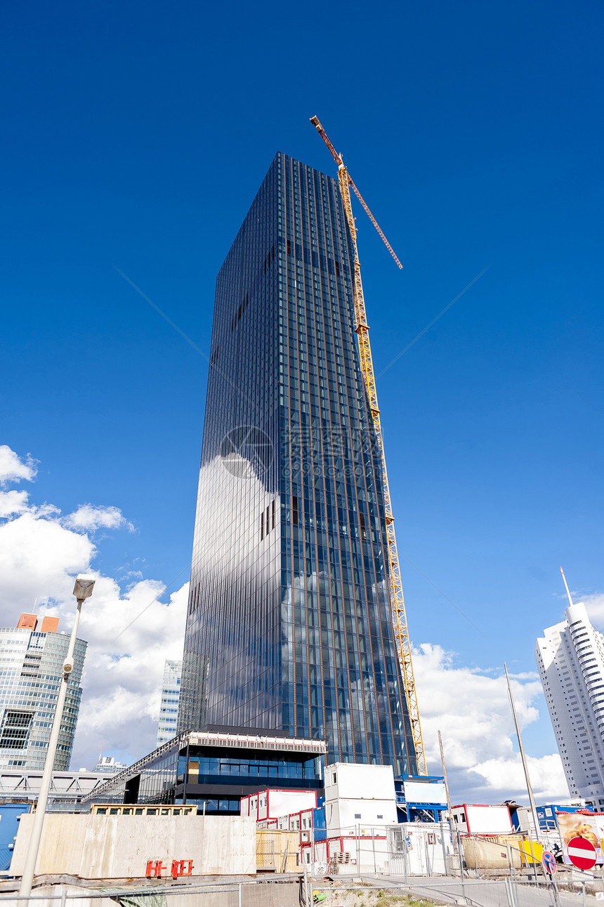 摩天大楼建筑工地上的起重机蓝色住宅工程进步建设者工业天空技术城市框架图片