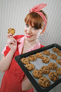 美丽的女人拿着热烤锅加巧克力饼干的辣妹背景图片