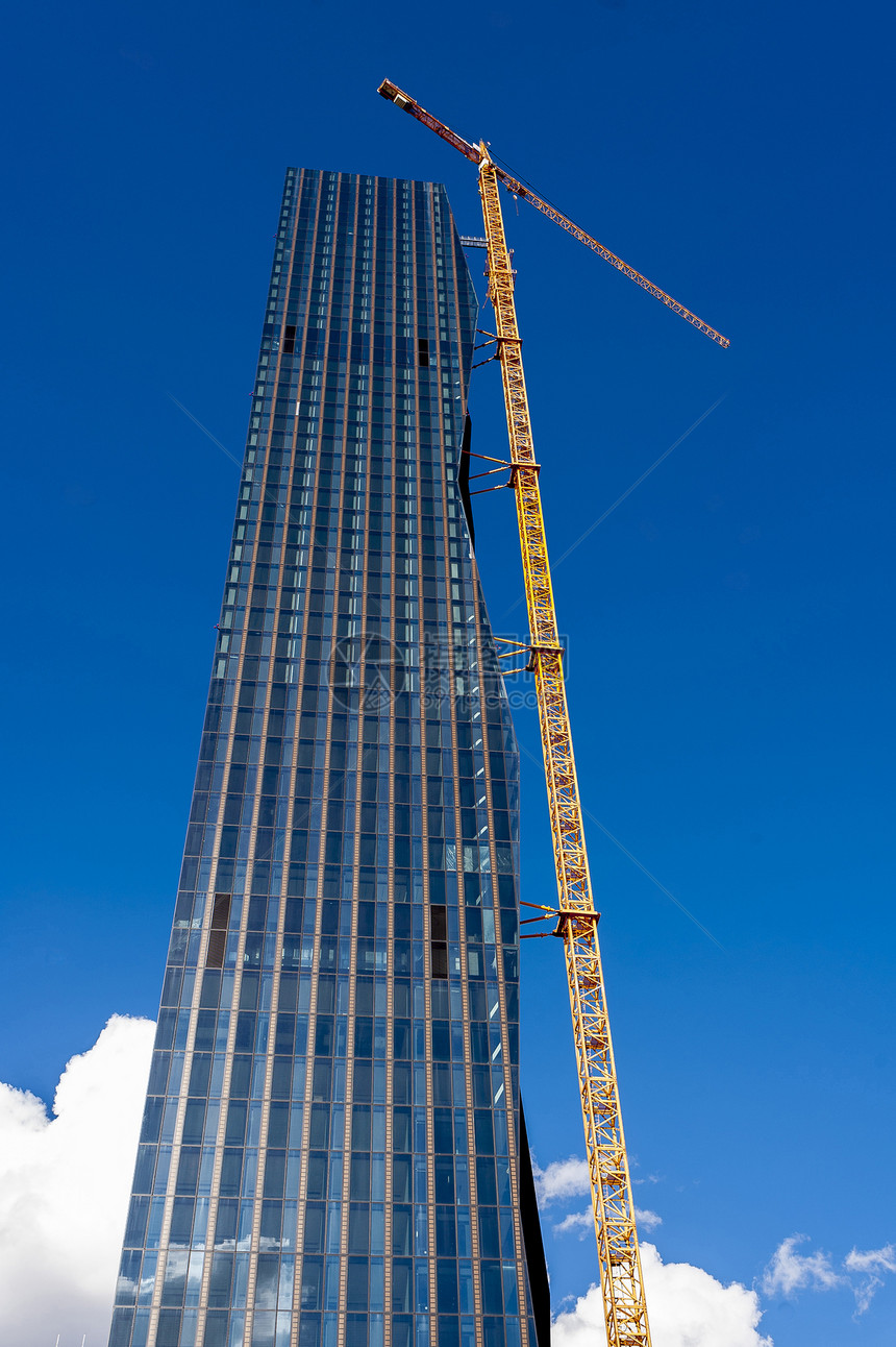 摩天大楼建筑工地上的起重机工业框架天空财产房子技术建造蓝色生长城市图片