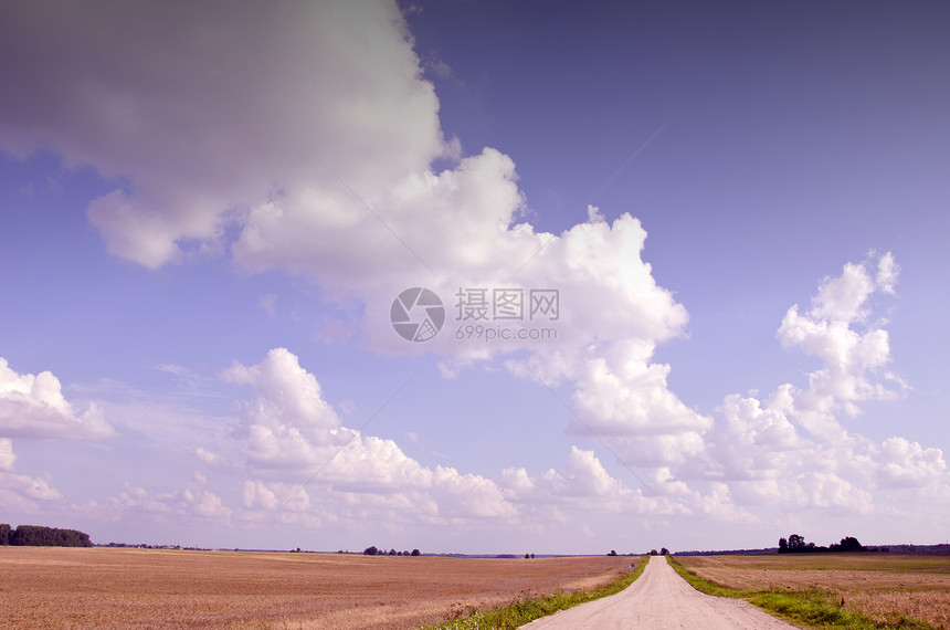 农村砂砾路多云国家地平线旅行运输草地乡村蓝色绿色土地图片