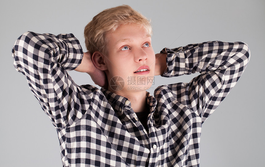年轻英俊帅哥的肖像学生心事男人青年男生白色工作室男性衬衫图片