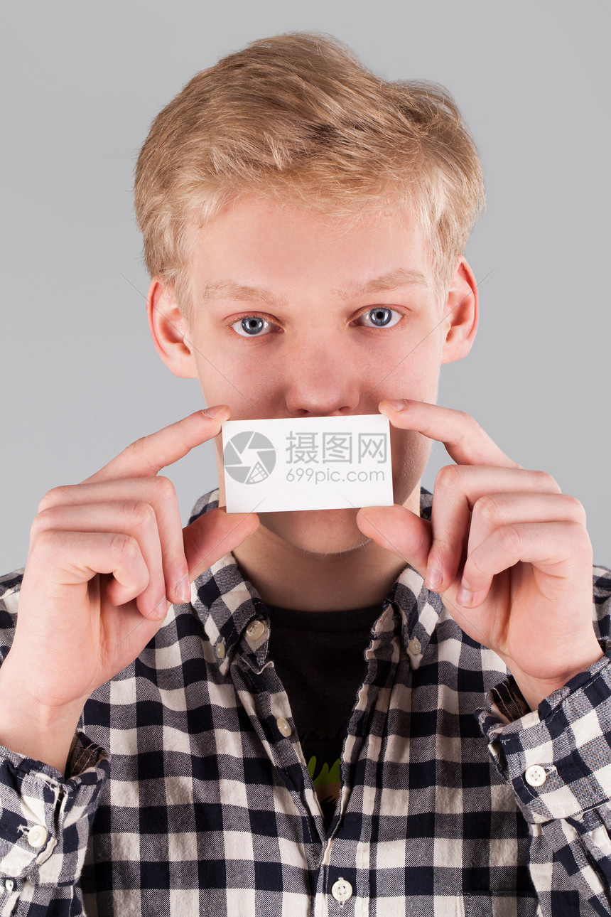 持有空白卡的英俊青年快乐男性名片喜悦幸福卡片白色空白学生衬衫图片