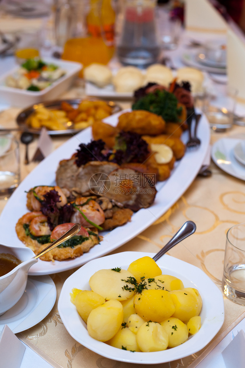 餐桌上的食物婚礼自助餐刀具离别桌子沙拉餐具酒店环境庆典图片
