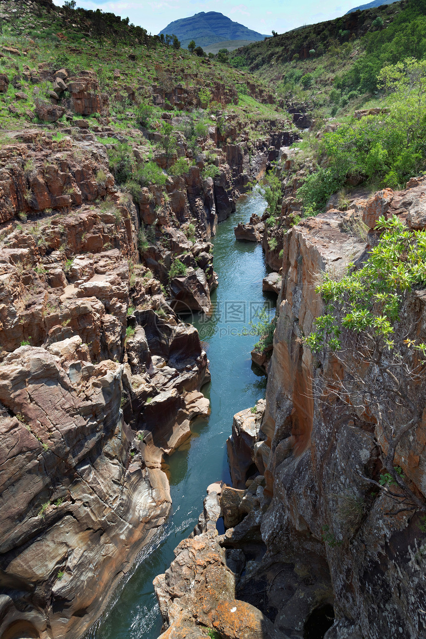 河水流经岩石峡谷图片