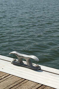 浮动码头金属海洋泊位避风港护柱木头甲板港口航海夹板高清图片