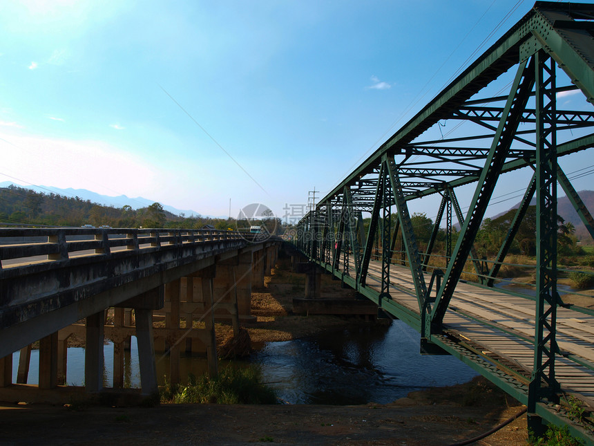 在Maeh的Pai河上加固混凝土和铁桥图片