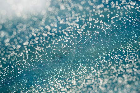 水滴纹理玻璃蓝色宏观气泡天气窗户雨滴液体背景图片