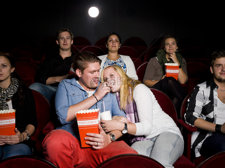 电影院的年轻夫妇汽水女性放映机男人娱乐快乐人群欢呼观众席电影图片