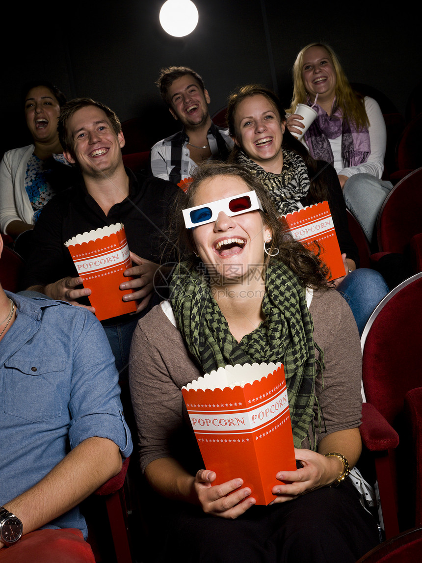 笑笑女人电影群人男性汽水女性快乐背光放映机夜生活观众图片