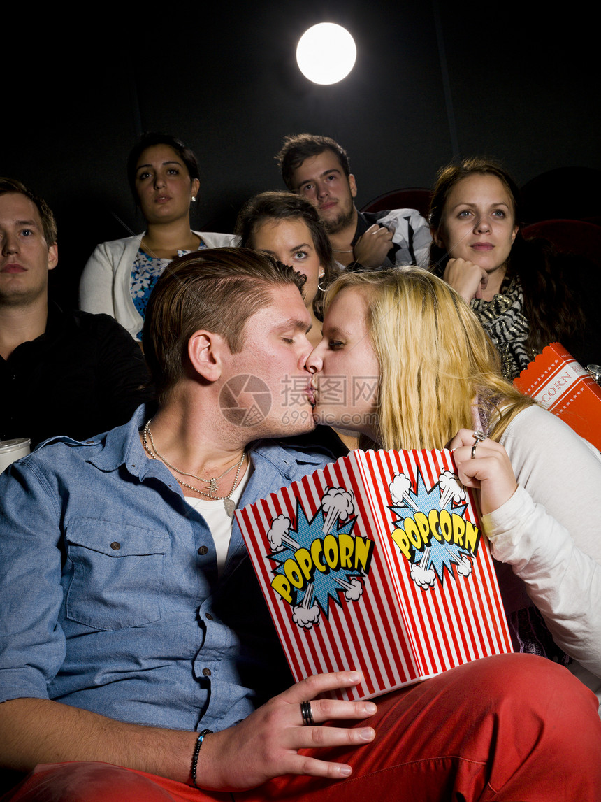 电影院的年轻夫妇夜生活爆米花群人欢呼乐趣文艺男性人群女性男人图片