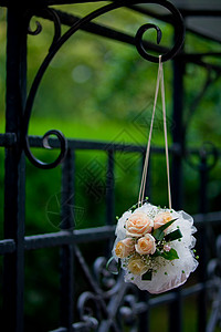 婚礼花束白色新娘绿色黑色蜗壳脆弱性花朵树叶玫瑰背景图片