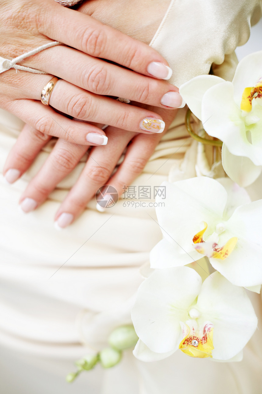 带结婚戒指的新娘手图片