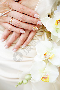 带结婚戒指的新娘手背景图片