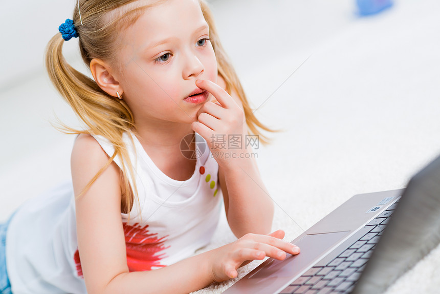 在笔记本电脑上工作的漂亮女孩课堂互联网女儿美丽孩子教育幸福金发技术眼睛图片