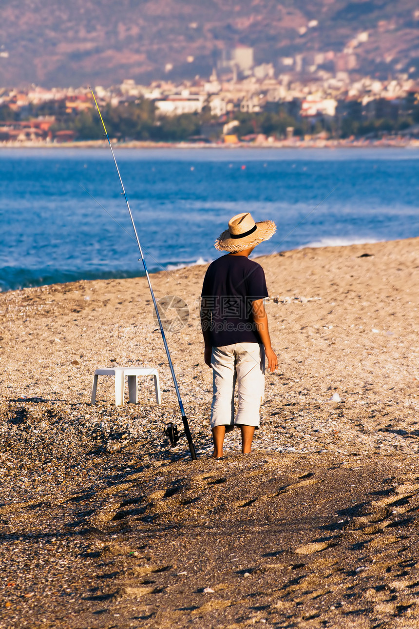 渔民冲浪带帽子男人身体捕食者太阳稻草钓竿钓鱼爱好图片