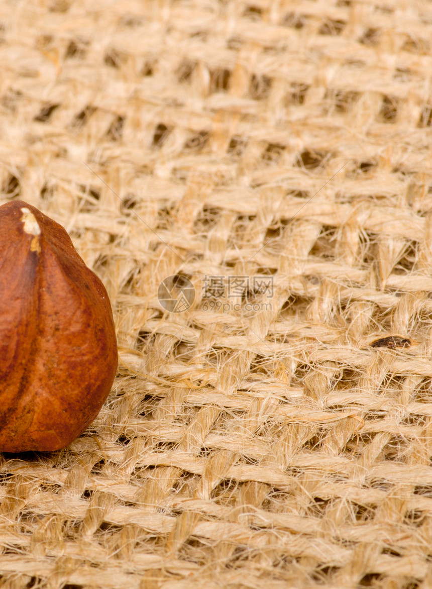 圆滑背景的黑桃栗子榛子白色季节性松鼠味道坚果食物宏观种子核桃图片