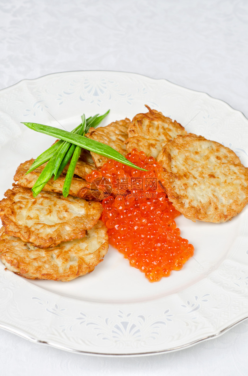 红鱼子酱煎饼美食海鲜熏制餐厅叶子鱼子洋葱草本植物饼子营养图片