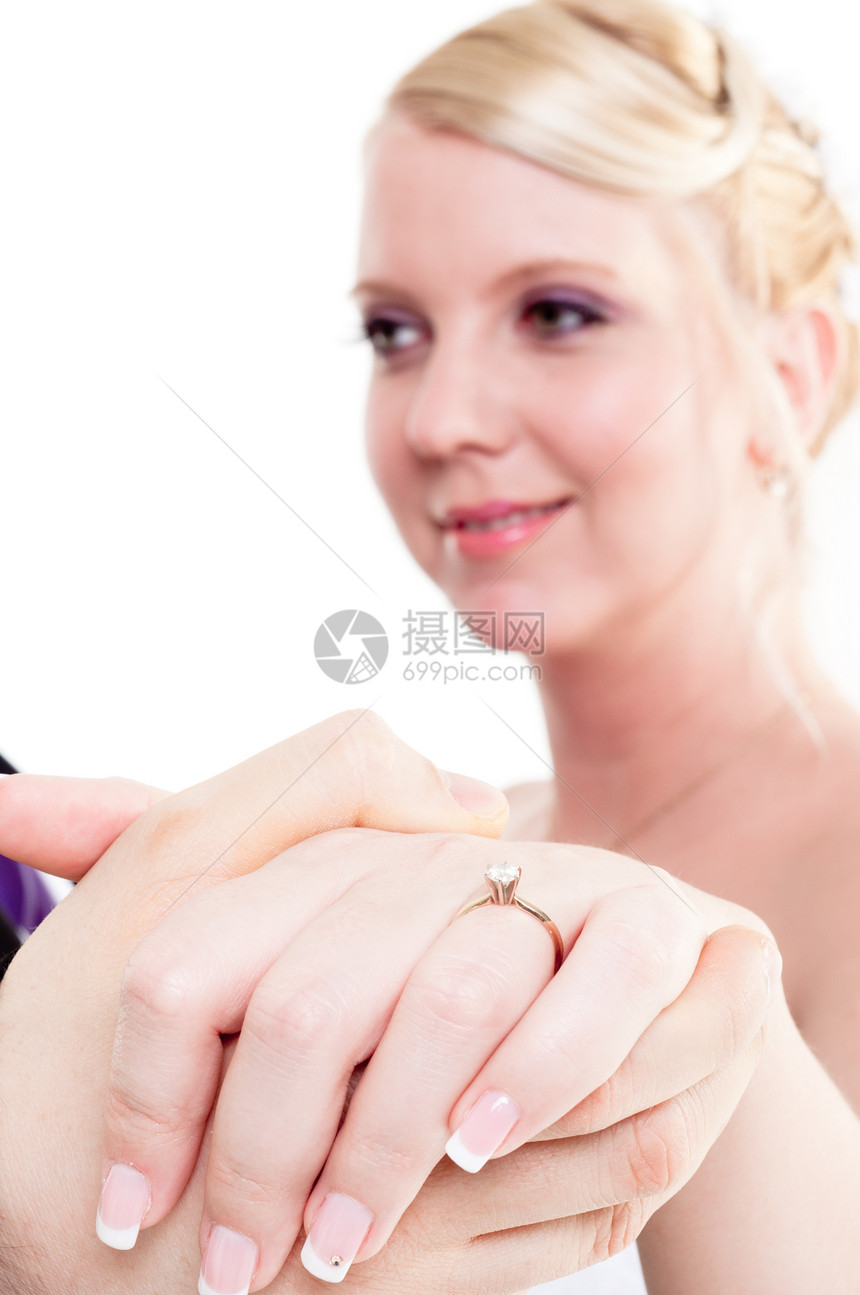 新娘和新郎手牵手夫妻订婚接待女士新人钻石蜜月庆典玫瑰指甲图片