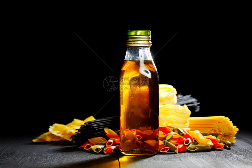 拉瓦面和石油美食面条瓶子食物烹饪盘子黑色黄色文化厨房图片