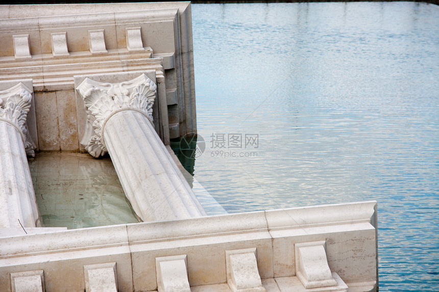 罗马纪念碑沉入水中图片