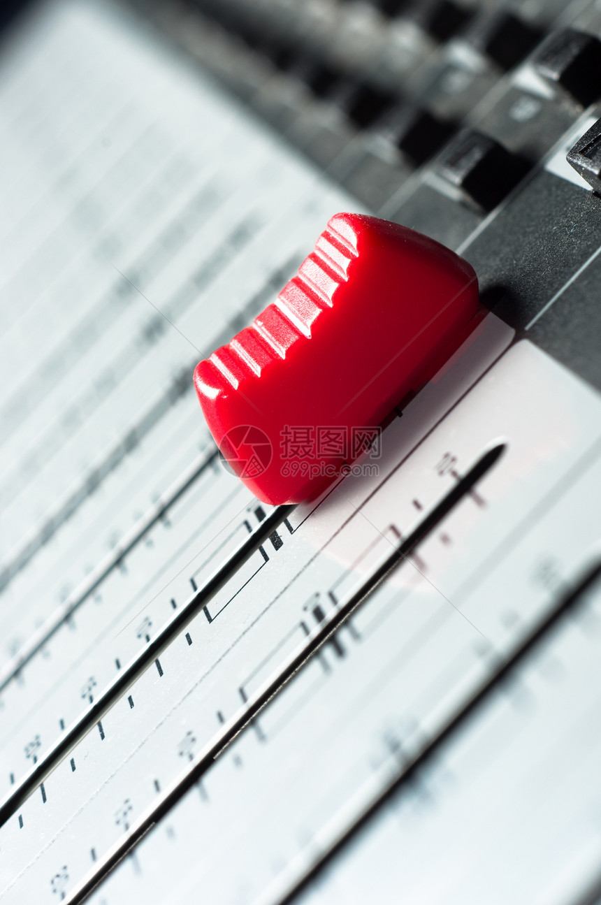 音响混音器上的大红色滑块卡拉ok环绕推子体积混合器调音台技术音板均衡器桌子图片