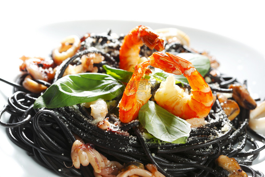 黑意面加海鲜贝类食物香菜餐厅面条叶子墨水乌贼盘子胡椒图片