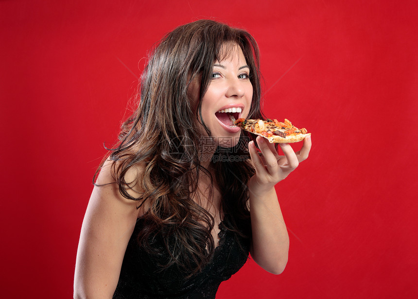 开心女人吃比萨饼薄壳面团小吃卷发诱惑长发午餐黑发蔬菜食物图片