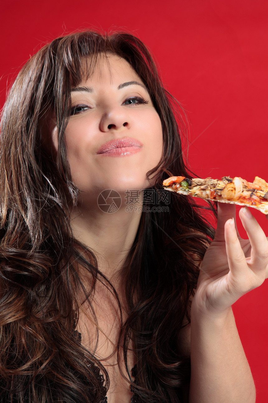 女人享受比萨饼午餐诱惑薄壳面团成人洋葱配料卷发女士食欲图片