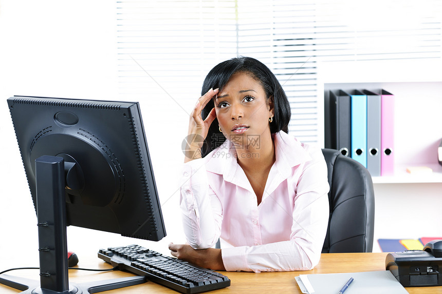在办公桌旁担心的黑人女商务人士商业女孩秘书女性困扰办公室桌子键盘接待员压力图片