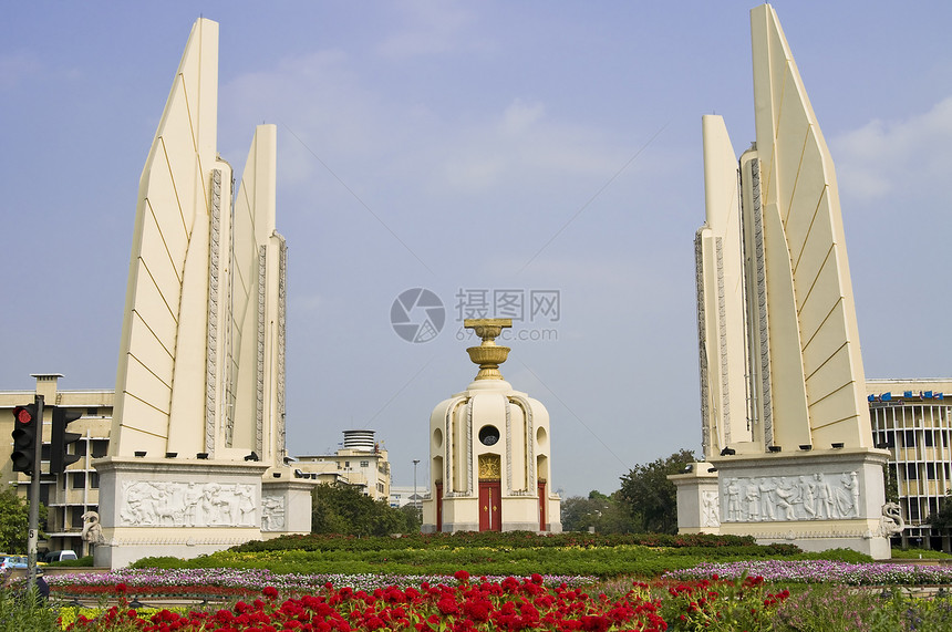 曼谷民主纪念碑曼谷纪念碑花朵游客雕像地标民主街道旅行公园图片