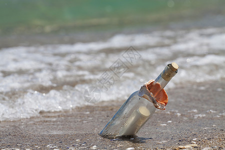 在海滩的瓶子里留言邮件蓝色明信片荒岛好奇心玻璃寂寞冒险家秘密支撑背景图片