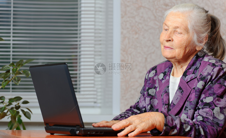 在笔记本电脑前的老年妇女智力女士桌子技术成人爱好摄影头发女性商业图片