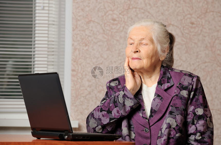 在笔记本电脑前的老年妇女祖母女性爱好智力桌子商业白色女士衣服奶奶图片