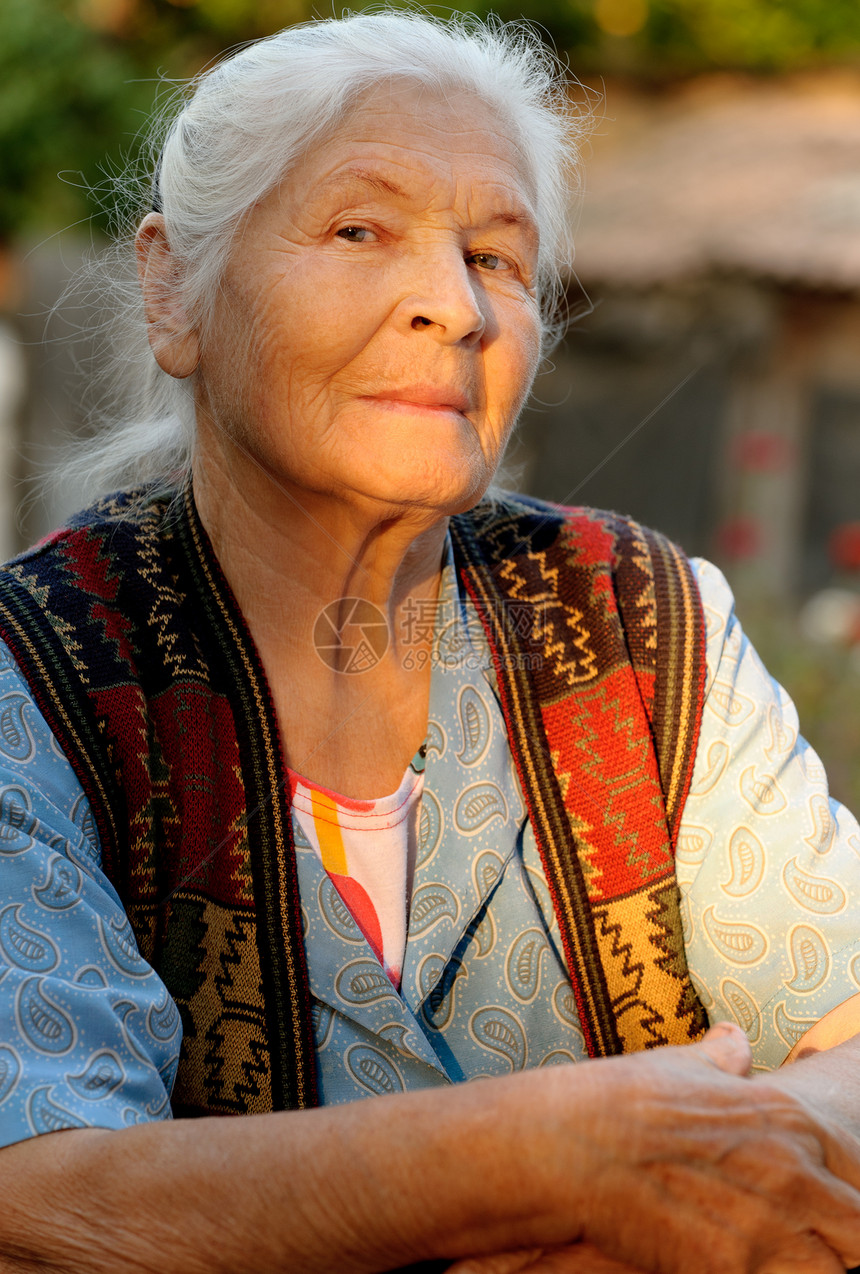 老年妇女的纵向特征福利情感退休皱纹阳光生活灰色女士成人白色图片