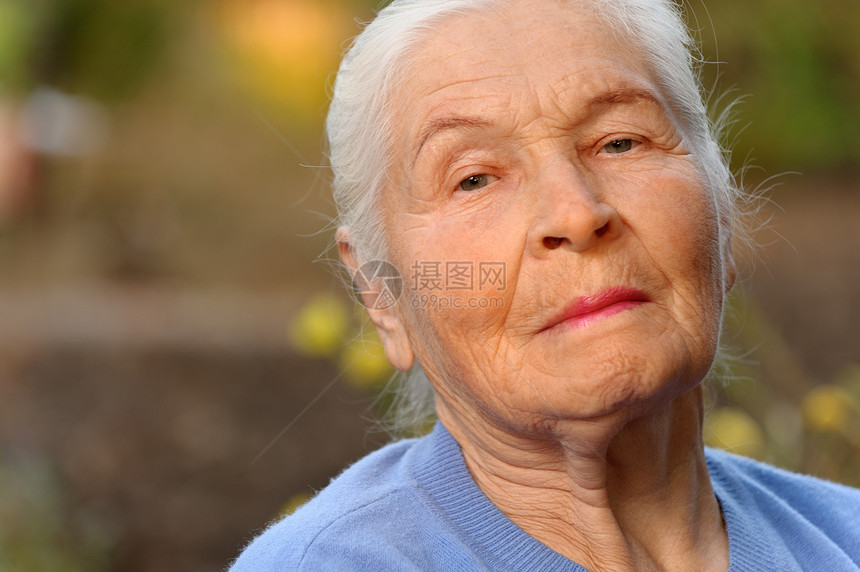 老年妇女的纵向特征生活皱纹情感头发女性成人退休福利阳光长老图片