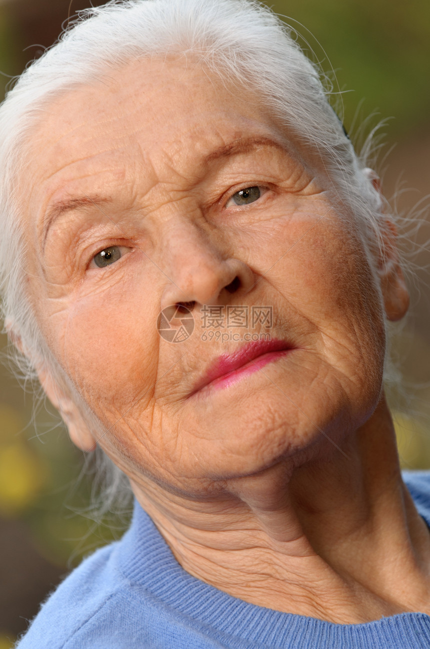 老年妇女的纵向特征生活阳光长老头发女士白色退休成人女性皱纹图片