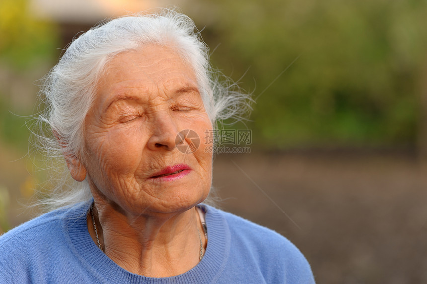 闭着眼睛的年长妇女长老老年人头发老年阳光女性福利退休生活情感图片