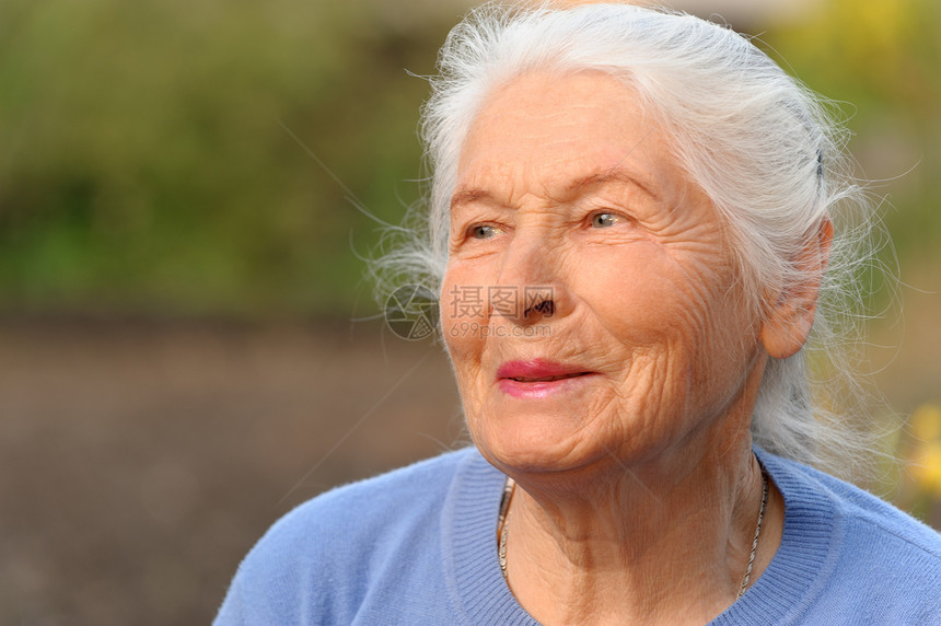 老年妇女的纵向特征女性灰色阳光白色女士长老成人头发退休福利图片