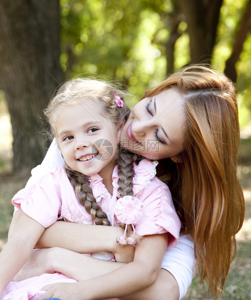 母亲和女儿在公园家庭快乐童年享受父母金发女郎女性因果微笑情感图片