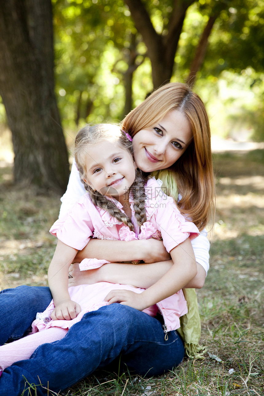 母亲和女儿在公园女孩微笑父母头发童年展示情感家庭关系金发女郎图片