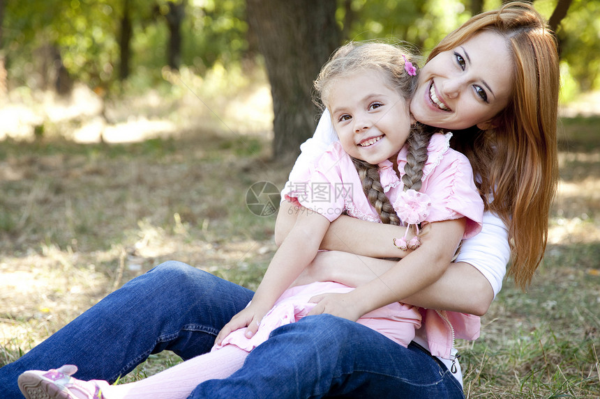 母亲和女儿在公园快乐女性因果笑脸孩子关系金发女郎童年微笑父母图片