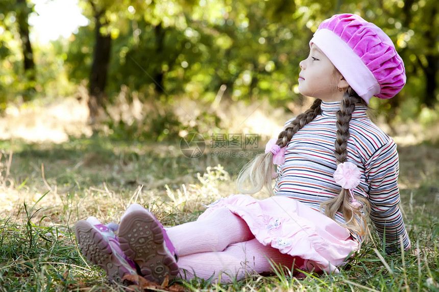 秋天户外的可爱小女孩女孩金发女郎女儿快乐童年生活孩子头发辫子绿色图片