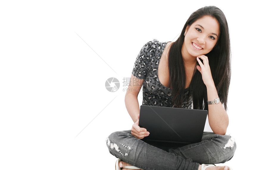 使用膝上型电脑坐在地板上的有吸引力的年轻女性图片