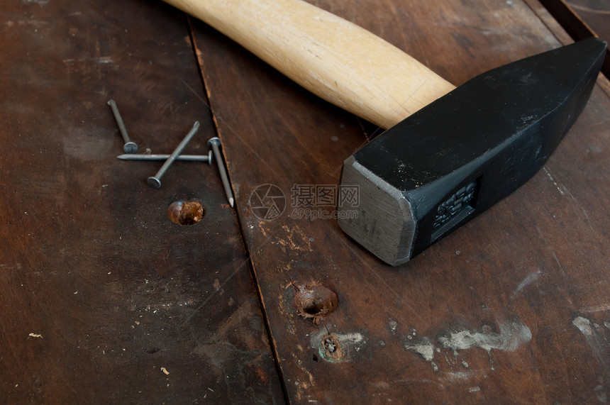 锤和铁甲金属木工木板指甲工作装修木头作坊建设者木匠图片