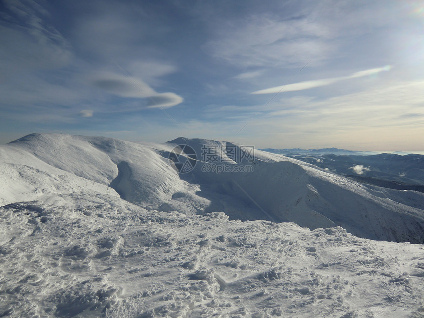 冬季喀尔巴阡山脉山脊图片