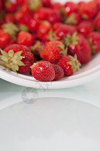 含有文字空间的新鲜草莓背景图片