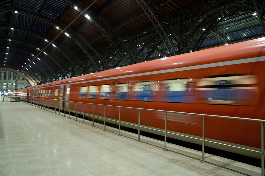 火车出发路口旅客列车地区车站平台运输摄影铁路地区性图片