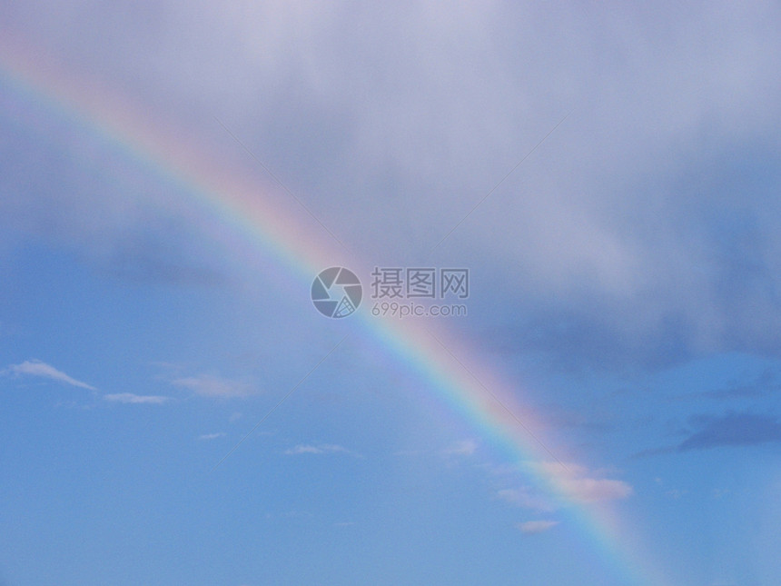 彩虹下雨蓝色天空灰色天气图片